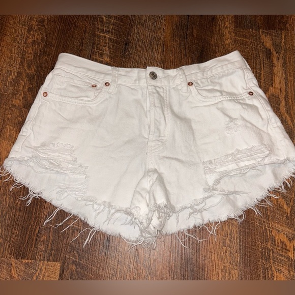 Free People We The Free Women's Size 28 White Denim Distressed Shorts Pockets - Picture 1 of 6